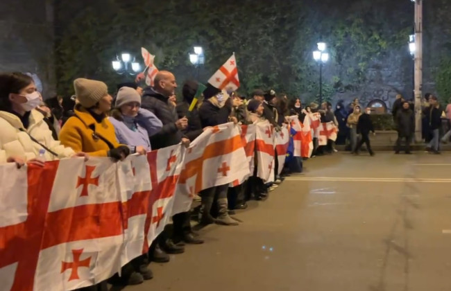 Перекрытые проспекты и столкновения с полицией – в трех городах Грузии продолжаются протесты