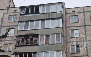 У Києві уламки безпілотника пошкодили житловий будинок та автівки в Голосіївському районі