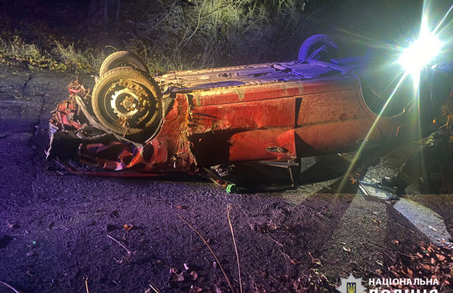 В Черкасской области водитель набрала скорость и не справилась с управлением — автомобиль перевернулся