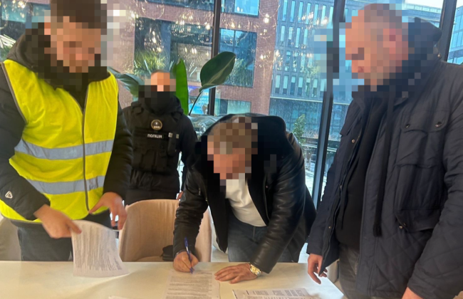 В Киеве подозревают врача и служащего ТЦК, способствовавших уклонению от мобилизации за 6-12 тысяч долларов