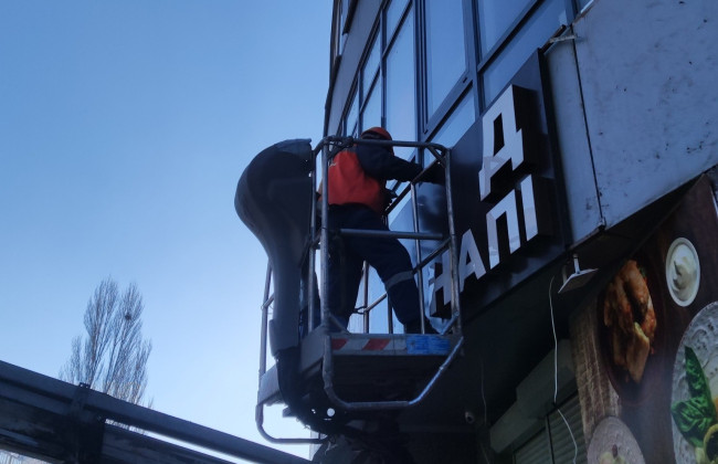 В Киеве убрали незаконные рекламные конструкции – где провели демонтаж