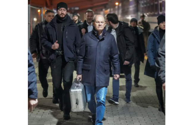 Канцлер Німеччини Шольц розповів,  що було у його сріблястій валізі