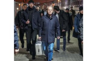 Канцлер Німеччини Шольц розповів,  що було у його сріблястій валізі