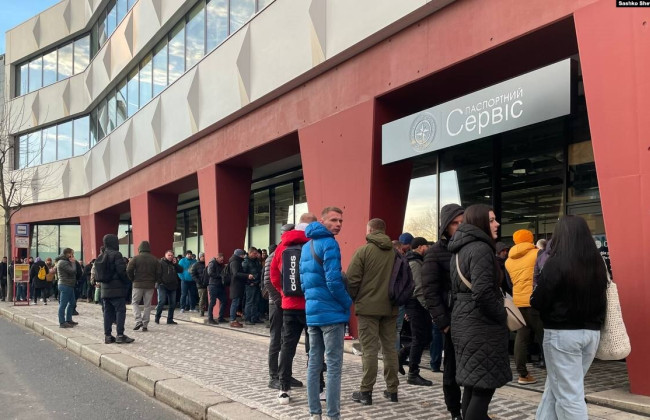 Кабмин обязали разработать понятный алгоритм постановки на военный учет мужчин до 25 лет, которые находятся за границей