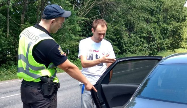 Жестоязычному лицу не оказали в полной мере услуги переводчика на месте остановки транспортного средства — дело рассмотрел суд