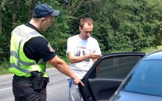 Жестомовній особі не були надані в повній мірі послуги перекладача на місці зупинки транспортного засобу — справу розглянув суд