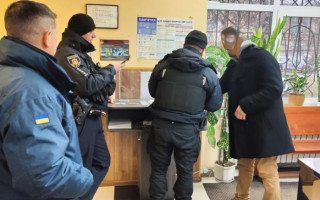 На Київщині чоловік намагався пронести на судове засідання наркотичну речовину, фото