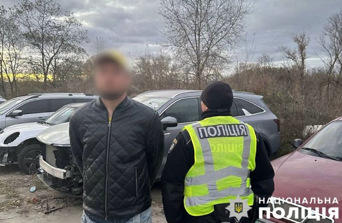 У Києві затримали чоловіка, який заволодів чужим автомобілем на СТО