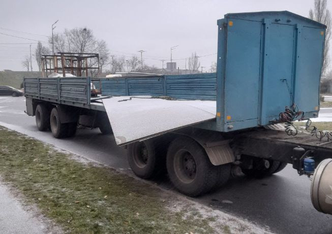 У Києві покарали водія вантажівки, який допустив падіння вантажу на проїжджу частину — фото