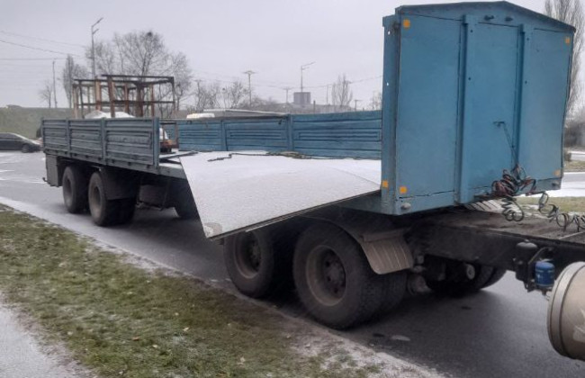 В Киеве наказали водителя грузовика, допустившего падение груза на проезжую часть — фото