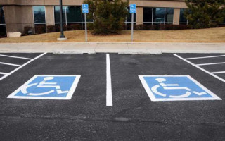 В Раде рассматривают увеличение штрафов за парковку на местах для людей с инвалидностью