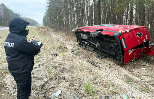 На Житомирщине микроавтобус съехал в кювет, есть пострадавшие