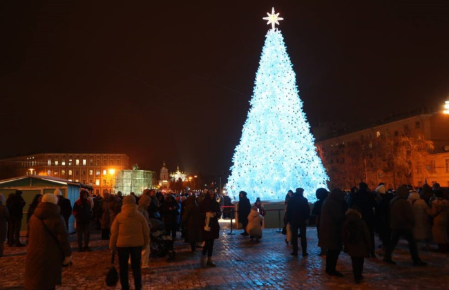 У Києві запалили вогні на головній ялинці країни, фото та відео