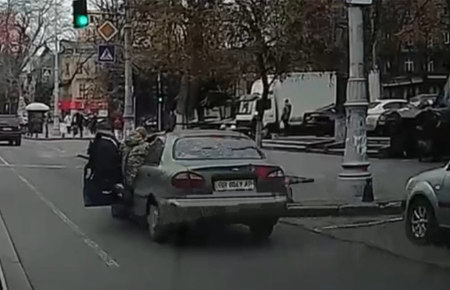 В Одесской области водитель травмировал сотрудника ТЦК, протянув его на дверце авто – видео