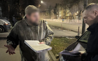 У військового блогера, підозрюваного у шахрайстві, під час обшуку знайшли гранату та набої