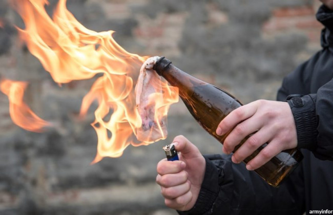 В Киеве мужчина решил отомстить полиции и бросил «коктейль Молотова» в их авто