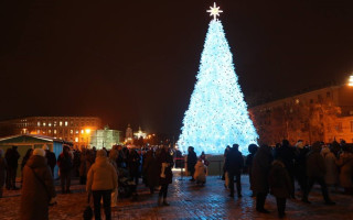 У Києві запалили вогні на головній ялинці країни, фото та відео