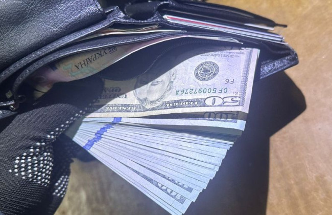 Разоблачили иностранца, который пытался вывезти из Украины почти 50 тысяч долларов