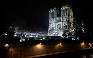 У Парижі урочисто відкрили Нотр-Дам-де-Парі після пожежі в 2019 році, відео