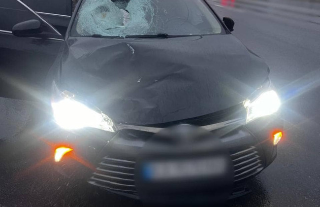 У Києві водії на червоний збили жінку та намагалися втекти