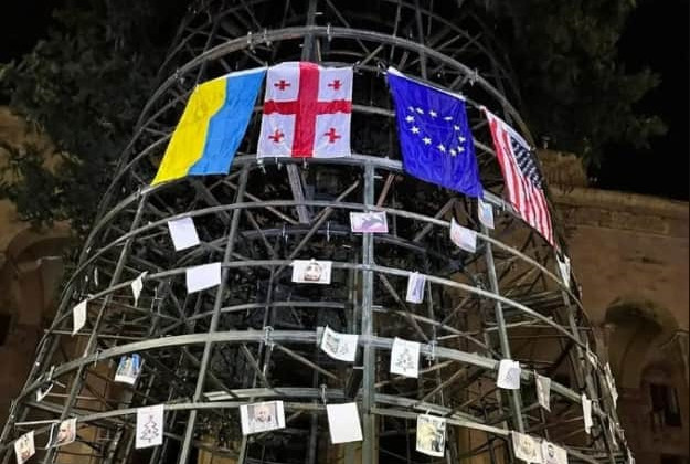 У Тбілісі протестувальники повісили прапор України на головну новорічну ялинку