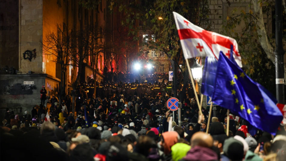 У Тбілісі почали встановлювати новорічну ялинку в епіцентрі протестів