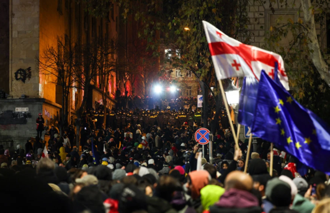 В Тбилиси начали устанавливать новогоднюю елку в эпицентре протестов