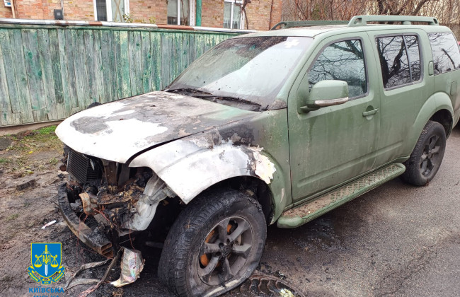 В Киеве задержали молодых людей, которые за 1000 долларов подожгли авто военного ВСУ