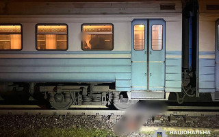 В Одесі чоловік чоловік стрибнув з перону на колії – уникнути наїзду потяга не вдалося