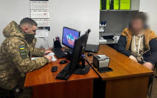Видавав себе за Іванку — чоловік з паспортом жінки намагався виїхати за кордон, фото
