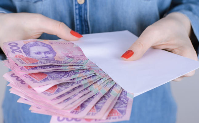 Середня зарплата в Україні досягла 530 доларів та на понад 50% перевищила довоєнний рівень