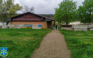 Суд у Києві повернув місту землю на березі озера у Святошинському районі, де було самочинно збудоване кафе