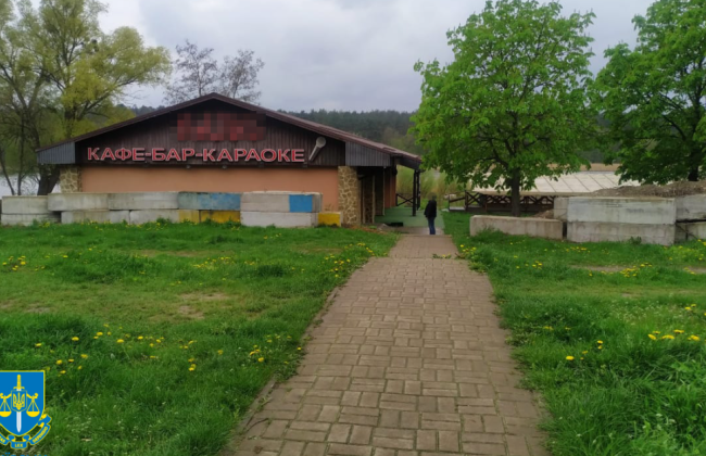 Суд в Киеве вернул городу землю на берегу озера в Святошинском районе, где было самочинно построено кафе