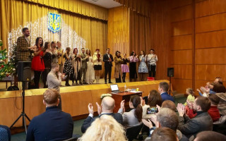 До Дня Святого Миколая у Шостому ААС відбулася благодійна вистава за мотивами твору «За двома зайцями», фото
