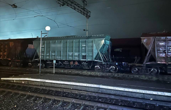 На Ровенщине двое подростков вылезли на крышу грузового поезда и их ударило током