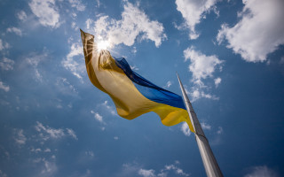 В Киеве сняли главный флаг страны – в чем причина