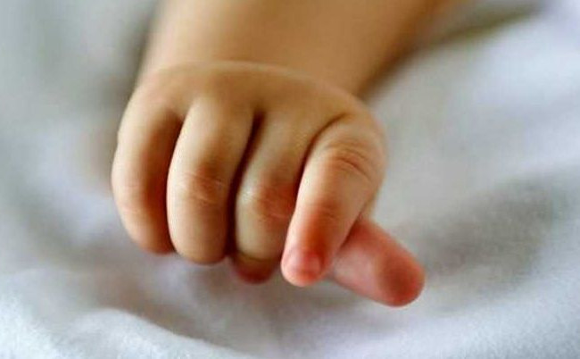 Бросил на пол — в Черкасской области сообщили о подозрении отчиму, который убил 2-летнего ребенка