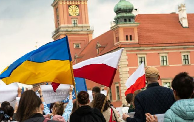 Украинцы в Польше стали меньше и реже отправлять деньги в Украину