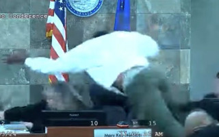 В США мужчину, который прыгнул на судью во время заседания, приговорили к 26 годам тюрьмы