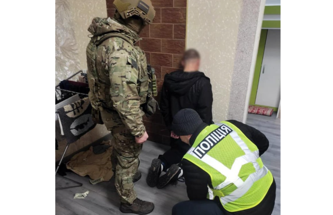 На Житомирщине злоумышленники ворвались в квартиру раненого военного и с ножом требовали у него деньги