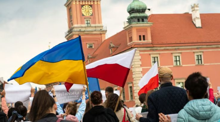 Українці в Польщі стали менше й рідше відправляти гроші до України