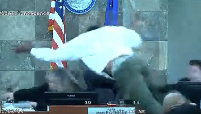 В США мужчину, который прыгнул на судью во время заседания, приговорили к 26 годам тюрьмы