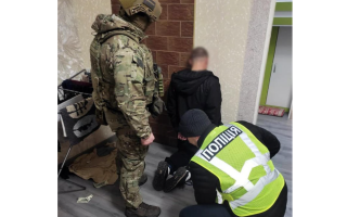 На Житомирщине злоумышленники ворвались в квартиру раненого военного и с ножом требовали у него деньги
