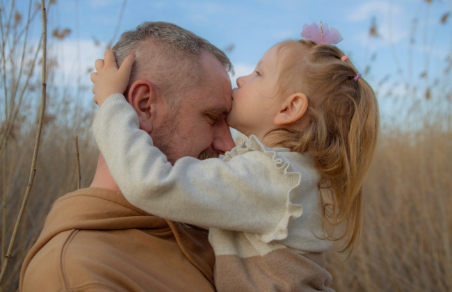 Имеет ли право на удлиненный отпуск отец двух детей, если мать находится на длительном лечении