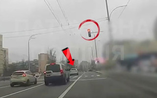 У Києві покарали водія Honda, який проїхав на червоний сигнал світлофора — відео