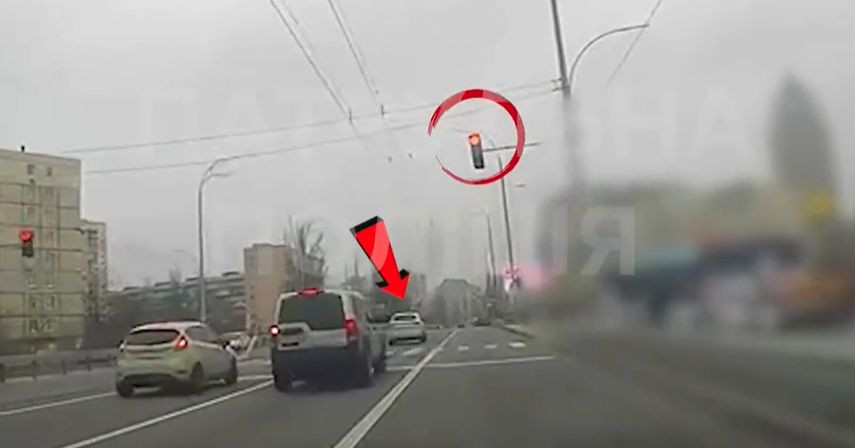 В Киеве наказали водителя Honda, который проехал на красный сигнал светофора — видео