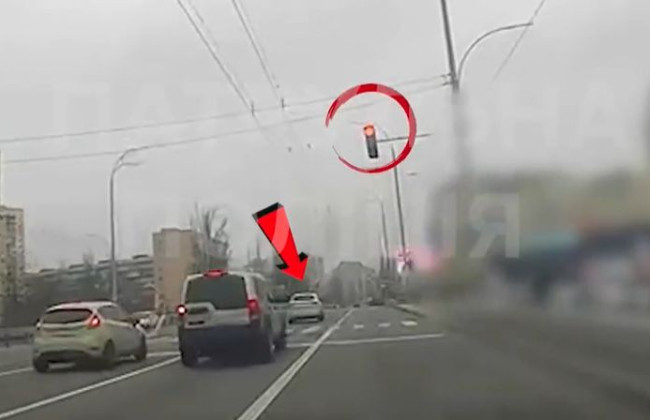 В Киеве наказали водителя Honda, который проехал на красный сигнал светофора — видео