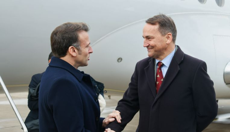 Президент Франции Эммануэль Макрон прибыл в Варшаву, видео