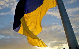 У Києві знову знімуть найбільший прапор країни – вдруге за тиждень