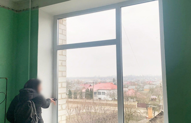 На Житомирщине посадили подрядчика, который присвоил почти 800 тысяч гривен на замене окон в лицее после ракетного удара